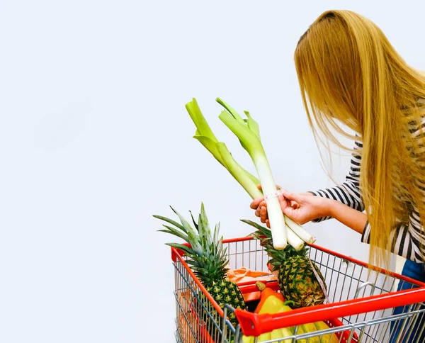 Vrouw fruit supermarkt fitness 50 plus groenten maatregel mand winkelen UI trolly rode item aankoop straatmarkt — Stockfoto