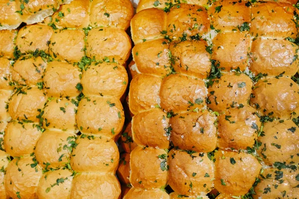 Pão comida fundo marrom trigo grão rolo bolos lote produto cozido ervas molho alho — Fotografia de Stock