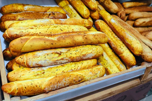 Pão comida fundo marrom trigo grão rolo bolos lote produto cozido baguete milho — Fotografia de Stock