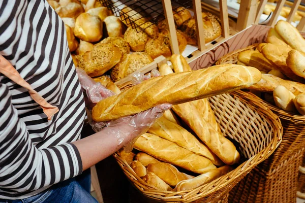 Pão femle mão comida fundo marrom graine baguete rolo doces lote produto assado — Fotografia de Stock