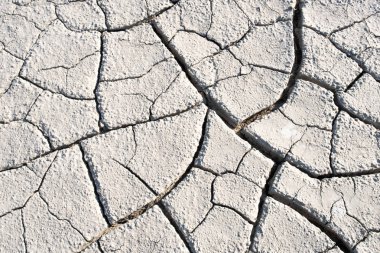 kuru arazi çatlaklar gri gri gri tonlama toprak zemin kurutulmuş çatlama arka plan peyzaj arazi engebeli yüzey