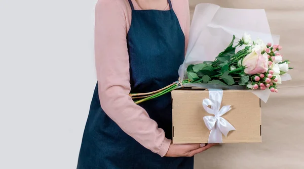 Feminino Trabalhador Serviço Entrega Embalagem Uniforme Flores Saco Papel Saco — Fotografia de Stock