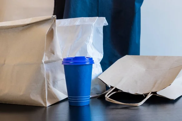 Una Gran Cantidad Bolsas Papel Artesanal Cajas Quedan Mesa Con — Foto de Stock