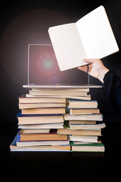 Stapel Alter Bücher Mit Dem Laptop Der Spitze Handschriftliches Notizbuch — Stockfoto