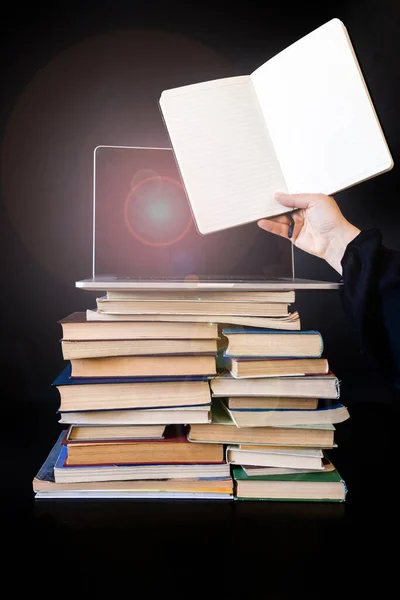 Haug Med Gamle Bøker Med Laptop Toppen Hånden Holder Notatbok – stockfoto