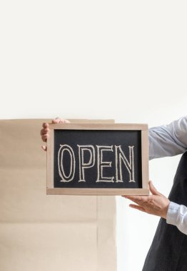 Kadın Elleri Metni Açık Gösterge Paneli Tutuyor. Önlüklü İşçi Kafe ya da Market Açılışını Gösteriyor.