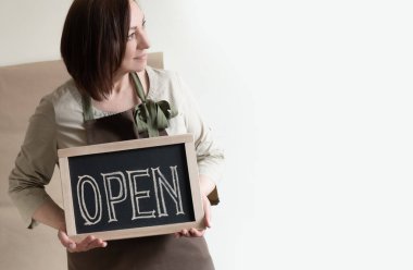 Kadın Elleri Metni Açık Gösterge Paneli Tutuyor. Önlüklü 50 Yaşındaki Kadın Kafe ya da Pazarın Açılışını Gösteriyor.