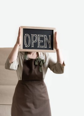 Kadın Elleri Metni Açık Gösterge Paneli Tutuyor. Önlüklü İşçi Kafe ya da Market Açılışını Gösteriyor.