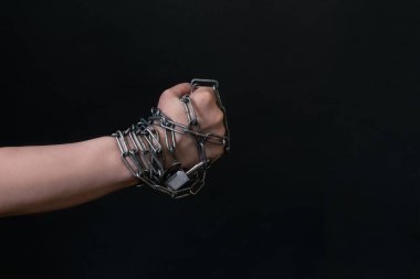 El Yumruğu, siyah arka planda zincirlenmiştir. Savaş ve Özgürlük kavramı..