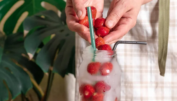 Mano Mujer Prepara Bebida Fría Fresa Con Hielo Vidrio Sobre — Foto de Stock