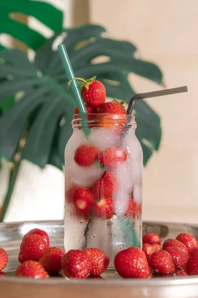 Fresa Bebida Fría Con Hielo Vidrio Sobre Fondo Blanco Con — Foto de Stock