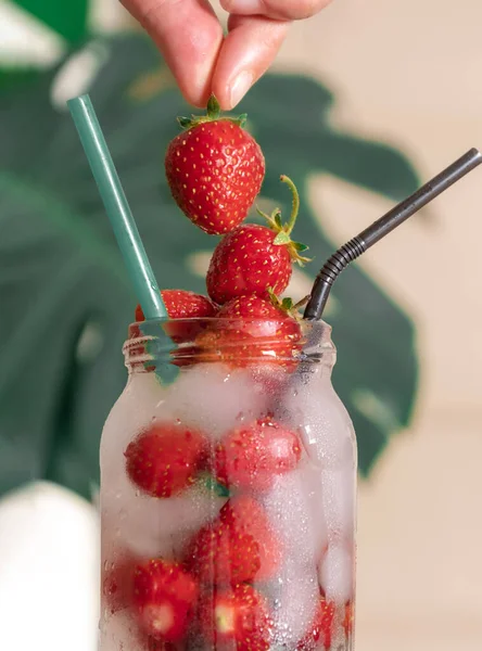 Fresa Bebida Fría Con Hielo Vidrio Sobre Fondo Blanco Con — Foto de Stock