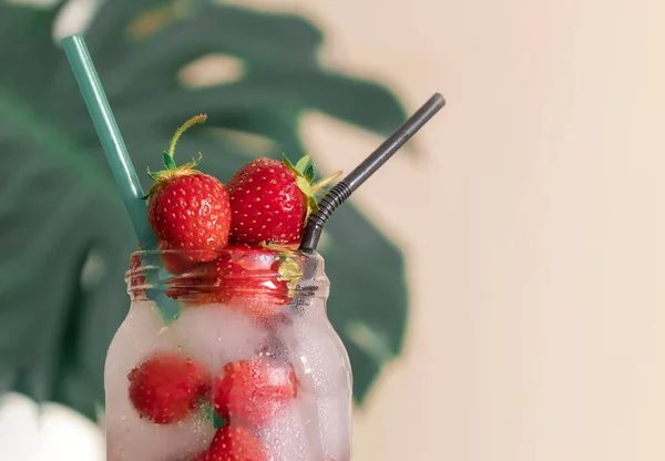 Fresa Bebida Fría Con Hielo Vidrio Sobre Fondo Blanco Con — Foto de Stock