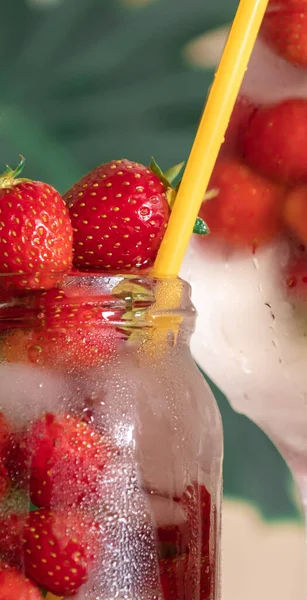 Fresa Bebida Fría Con Hielo Vidrio Sobre Fondo Blanco Con — Foto de Stock