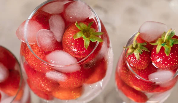 Fresa Bebida Fría Con Hielo Vidrio Sobre Fondo Blanco Con — Foto de Stock