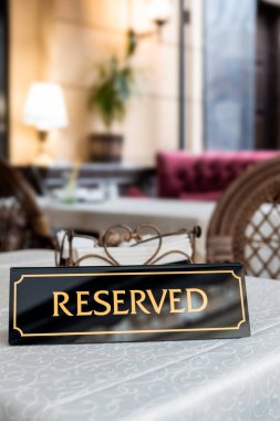 Masaya bir etiket ayrılmış. Logoyu bir restoranda ya da kafenin yaz terasında rezerve ettirdim..