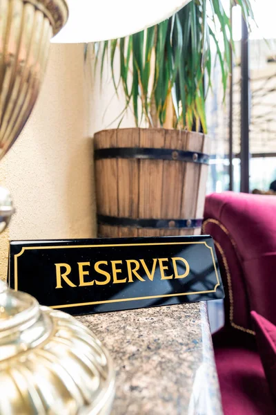 Značka Rezervacemi Umístěná Stole Rezervované Logo Restauraci Nebo Letní Terase — Stock fotografie