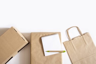 Beyaz arka planda bir sürü kağıt torba ve kutu var. Müşteri Paketleme Hizmeti Konsepti.