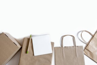 Beyaz arka planda bir sürü kağıt torba ve kutu var. Müşteri Paketleme Hizmeti Konsepti.