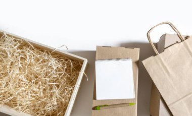 Beyaz arka planda bir sürü kağıt torba ve kutu var. Müşteri Paketleme Hizmeti Konsepti.