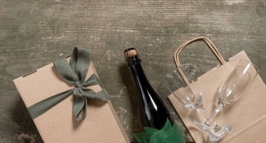 Şarap şişesi, gözlük, bavul ve tahta arka planda kutu. Müşteri Taşıma Hizmeti Konsepti.