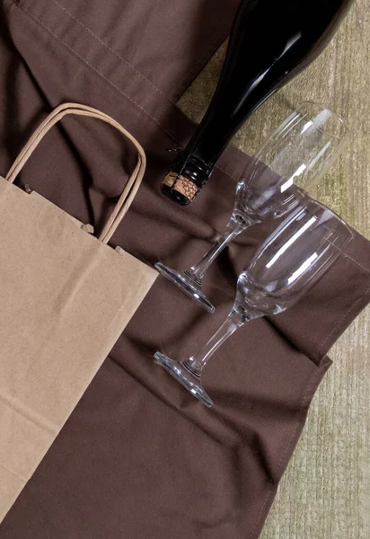 Μπουκαλάκι Κρασιού Ποτήρια Τσάντα Συσκευασίας Και Κουτί Στο Ξύλινο Φόντο — Φωτογραφία Αρχείου