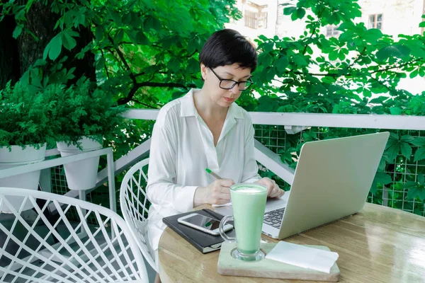 Женщина Фрилансер Блоггер Сидит Рабочем Месте Чашкой Зеленого Маття Поздно — стоковое фото