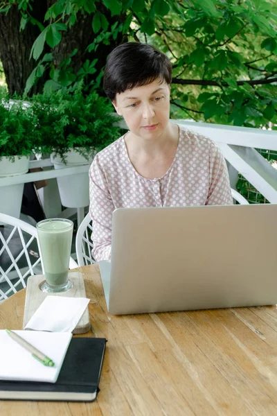 Mujer Freelancer Blogger Sentada Lugar Trabajo Con Una Taza Café — Foto de Stock