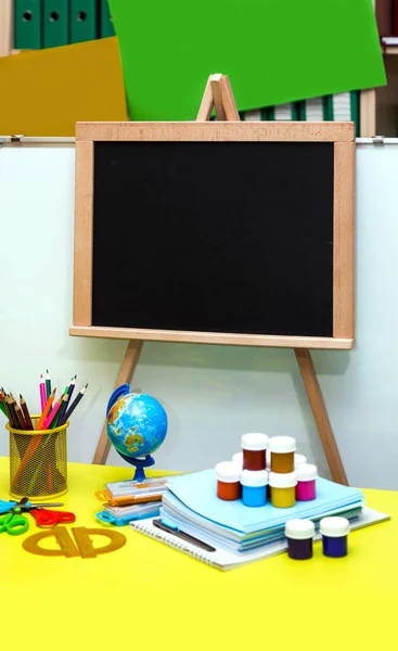 Schoolbenodigdheden Briefpapier Bureau Wereldbol Potloden Pennen Notitieboekjes Zwart Bord Gele — Stockfoto