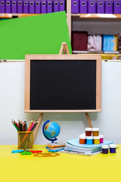 Schoolbenodigdheden Briefpapier Bureau Wereldbol Potloden Pennen Notitieboekjes Zwart Bord Gele — Stockfoto