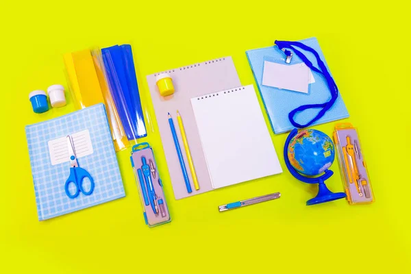 Schoolbenodigdheden Briefpapier Bureau Wereldbol Potloden Pennen Notitieboekjes Gele Tafel — Stockfoto