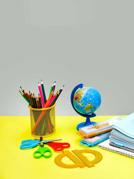 Školní Potřeby Papírnictví Stůl Glóbus Tužky Pera Sešity Žlutém Stole — Stock fotografie