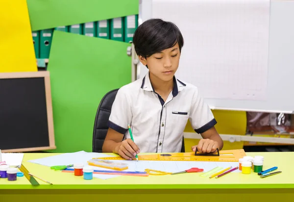 Retrato Niño Hispano Sonriente Mirando Cámara Joven Colegial Primaria Llevando — Foto de Stock