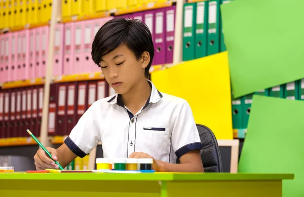 Retrato Niño Hispano Sonriente Mirando Cámara Joven Colegial Primaria Llevando — Foto de Stock