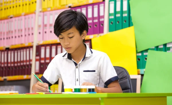 Retrato Niño Hispano Sonriente Mirando Cámara Joven Colegial Primaria Llevando — Foto de Stock