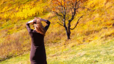 Renkli ve parlak sonbahar ormanı. Doğada bir kadın var..