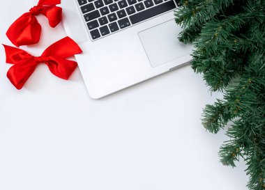 Beyaz zemin üzerinde Noel Ağacı olan dizüstü bilgisayar, üst görünüm, kopyalama alanı.