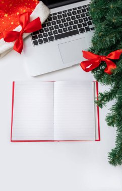 Not ile dizüstü bilgisayar ve beyaz arka planda Noel Ağacı, üst görünüm, boşluk kopyala.