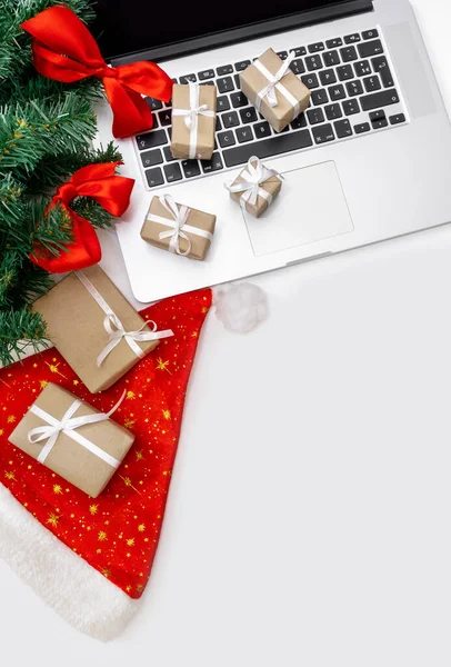 Laptop Com Presentes Chapéu Vermelho Árvore Natal Caixas Embalagem Fundo — Fotografia de Stock