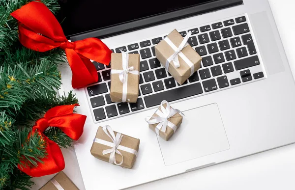 Laptop Com Presentes Chapéu Vermelho Árvore Natal Caixas Embalagem Fundo — Fotografia de Stock