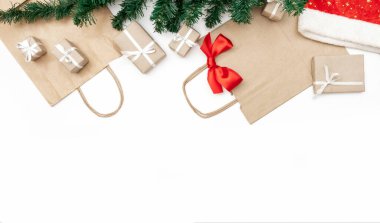 Hediyeler, kırmızı şapka, Noel ağacı ve beyaz arka planda paketleme kutuları, üst görünüm, dağıtım konsepti.