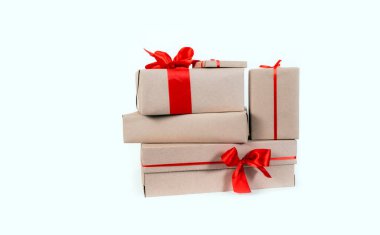 Beyaz arkaplanda kırmızı ve el işi paketleme kutuları, teslimat konsepti.