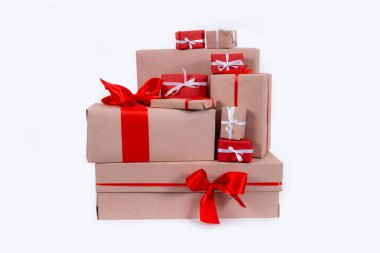 Beyaz arkaplanda kırmızı ve el işi paketleme kutuları, teslimat konsepti.