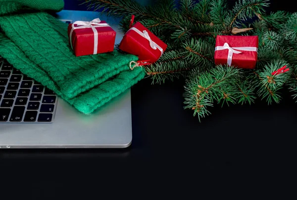 Laptop Caixas Presente Vermelho Árvore Natal Fundo Preto Com Luzes — Fotografia de Stock