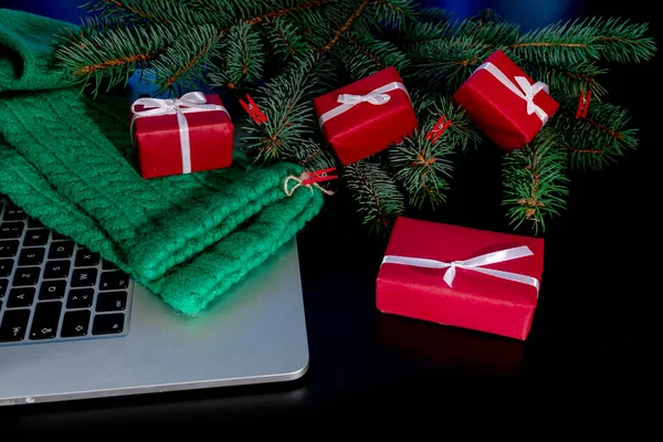 Laptop Caixas Presente Vermelho Árvore Natal Fundo Preto Com Luzes — Fotografia de Stock