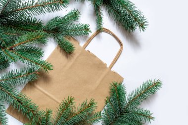 Kürk ya da Çam Ağacı Dalları Beyaz arkaplanda Paketleme Çantası.