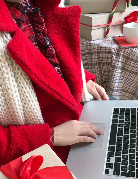 Mulher Vestida Com Casaco Pele Vermelha Usando Laptop Véspera Feriados — Fotografia de Stock