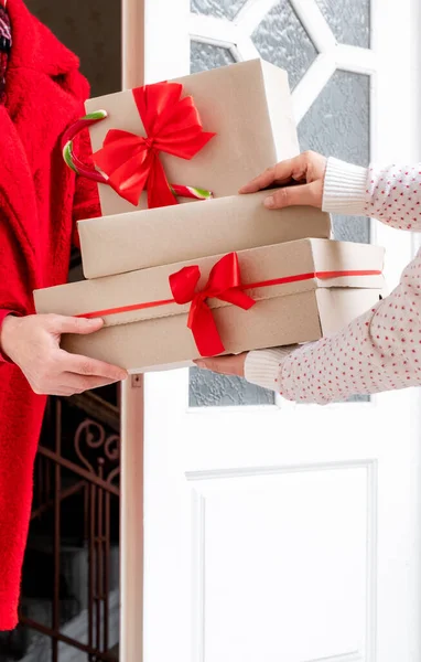 Trabalhador Vestido Com Casaco Vermelho Entregando Caixas Presente Perto Porta — Fotografia de Stock