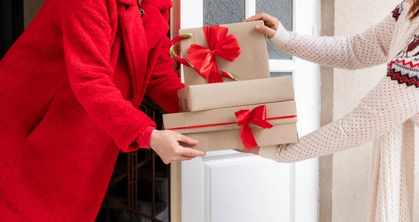 Kırmızı Ceketli Bir Işçi Noel Yeni Yıl Arifesinde Beyaz Kapının — Stok fotoğraf