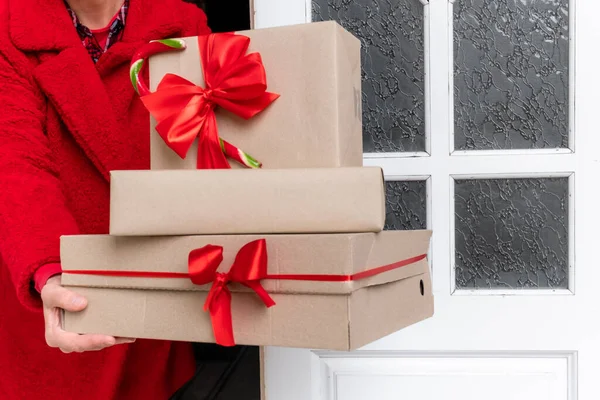 Entregue Vestido Com Casaco Vermelho Segurando Caixas Presente Perto Porta — Fotografia de Stock